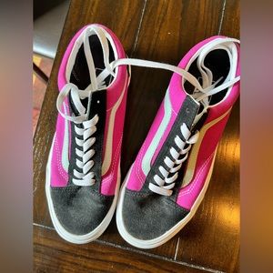 Vans Women’s size 9.5 canvas Old School sneakers